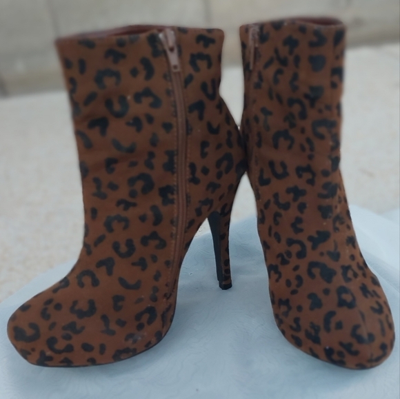 CHARLES Albert leopard print high heel booties size 7.5 - Picture 6 of 8
